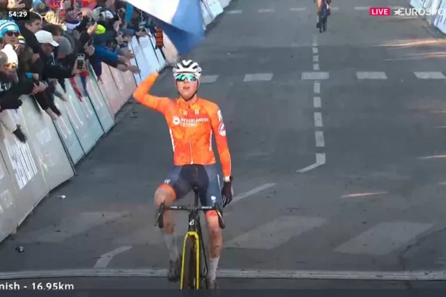 Hat-trick de Fem van Empel! Corrida emocionante e espectacular dá a coroa do ciclocrosse à holandesa em Lievin