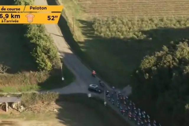 VIDEO: Disaster narrowly avoided as car drives into oncoming peloton at Etoile de Besseges 2025