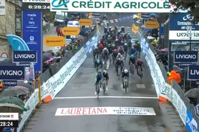 A Decathlon vence a etapa da Tirreno-Adriatico, repleta de quedas, ataques e muita, muita chuva