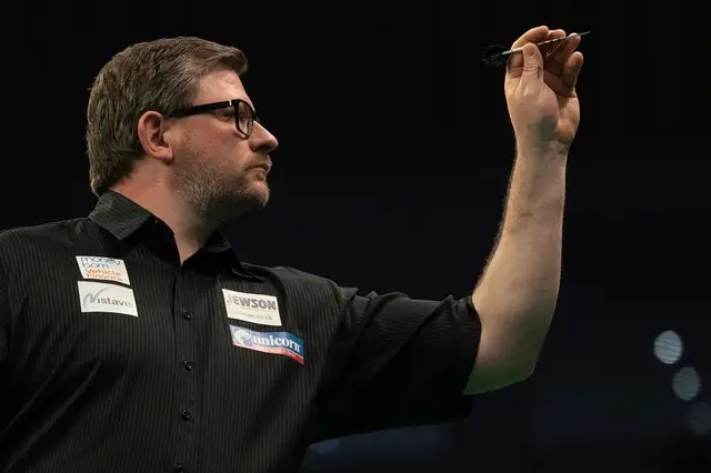 Wade produces comeback to edge past Wright in crucial Premier League clash