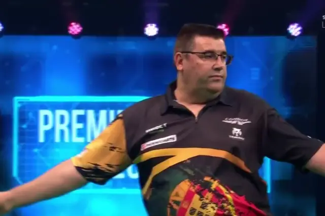 VIDEO: De Sousa sends Premier League Darts crowd into raptures with incredible 120 exhibition checkout