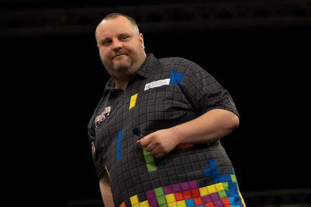 Joyce survives sudden death scare against Benecky at 2021/22 PDC World Darts Championship