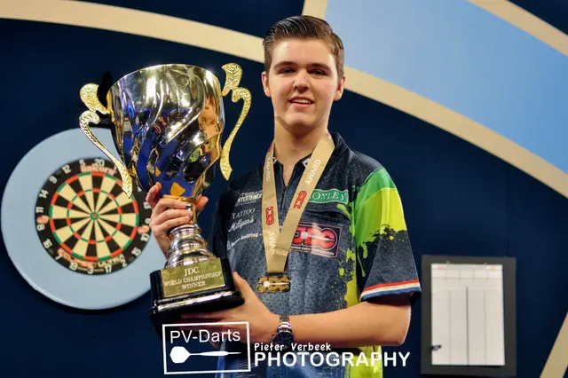 Bradly Roes wins 2021 JDC World Youth Championship with victory over Bennett who misses 15 match darts