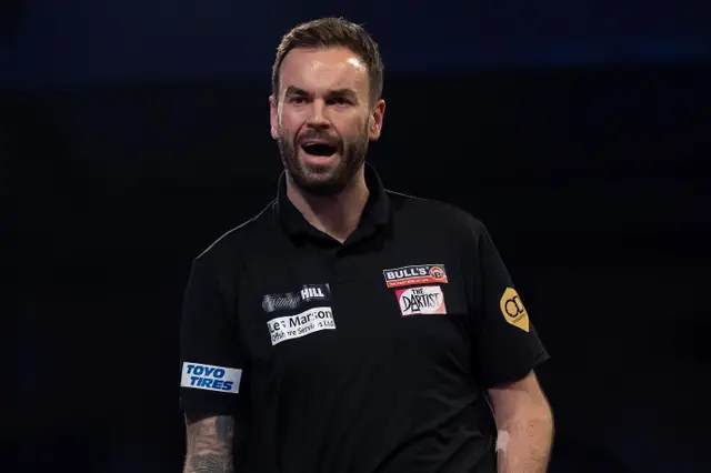 Smith reaches PDC World Darts Championship third round for first time with sudden death win over Bunting