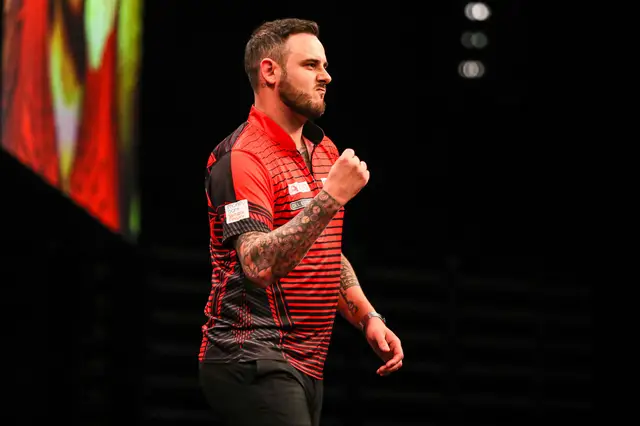 Classy Cullen moves into Premier League Darts play-off spots after sealing Night 15 title against Clayton in London