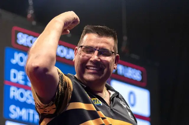 Dazzling De Sousa seals sensational Searle win with 106 average, Chisnall overcomes double trouble to battle past Aspinall