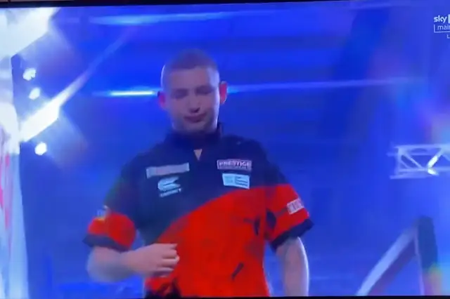 Aspinall explains obscene hand gesture after Wattimena win: "It wasn't no gesture towards Jermaine, it was purely how I played in the second session"
