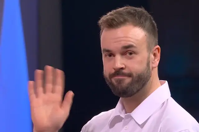 VIDEO: Ross Smith waves Van Duijvenbode off the stage after set win