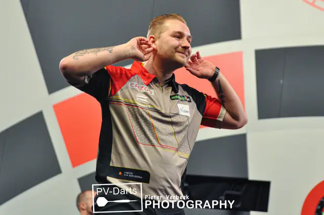 Van den Bergh first into fourth round at 2022/23 PDC World Darts Championship, eases past Ratajski