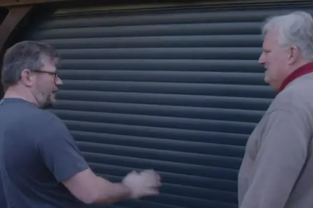 (VIDEO) James Wade shows Arjan van der Giessen his most prized possession: “Love it less than my wife but nearly as much”