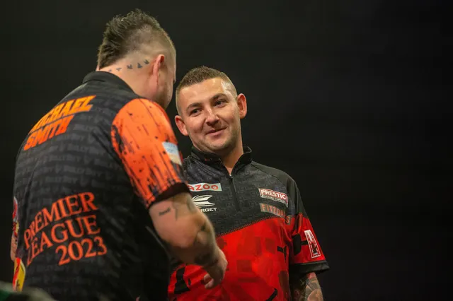 "You fear for Nathan Aspinall a little bit" - Momentum fully with Michael Smith in fight for final playoff spot according to Mark Webster