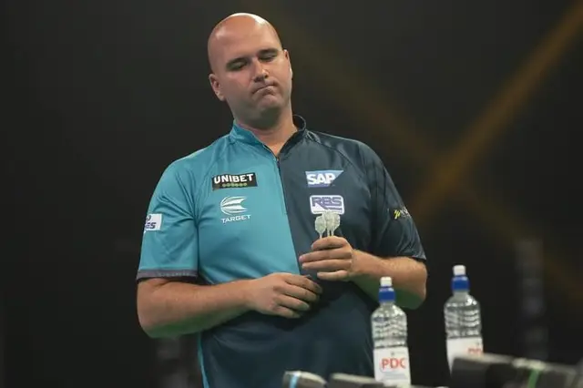 Cross eases past Pipe, Chisnall produces comeback to defeat Humphries