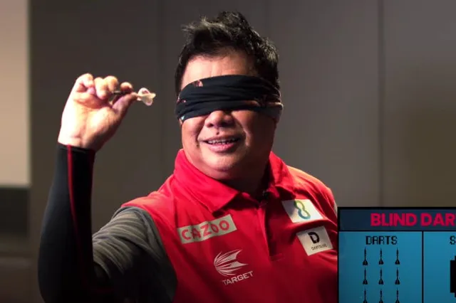 VIDEO: Paul Lim wirft bei einer Partie "Blind Darts" gehörig daneben