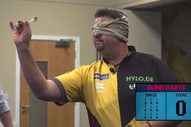 VIDEO: Clemens nimmt am "Blind Darts" Spiel teil
