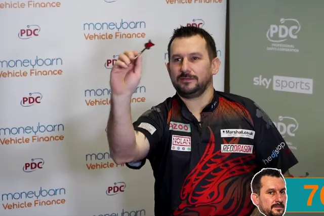 VIDEO: Clayton wirft Darts aus allen möglichen Positionen