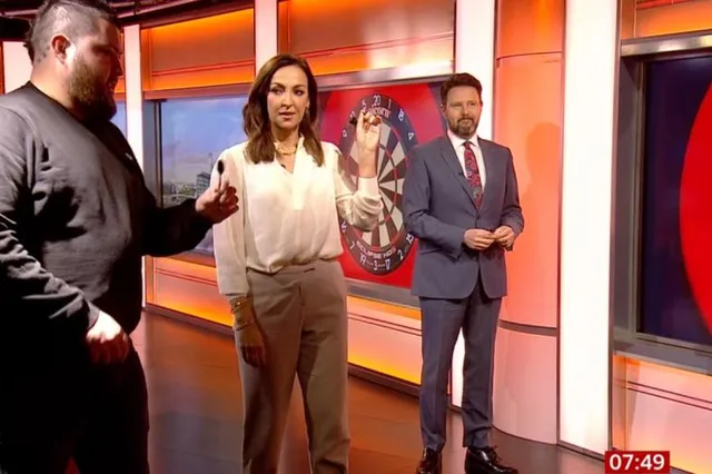 VIDEO: Michael Smith tritt bei BBC Breakfast auf und zeigt den Moderatoren, wie man Darts wirft