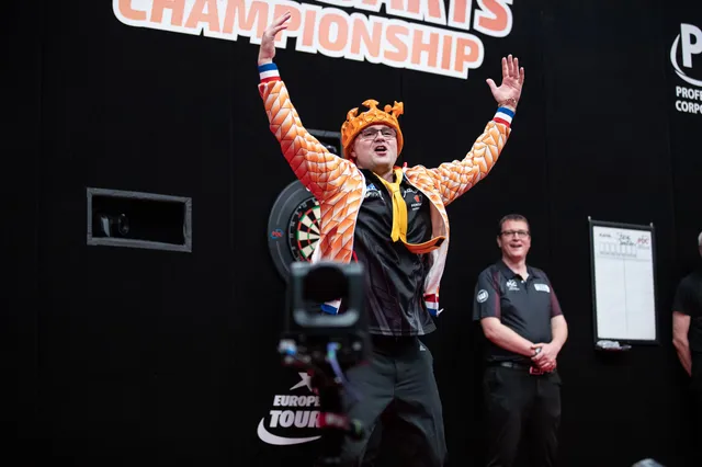VIDEO: Verkleideter Heta geht bei der Dutch Darts Championship "von links nach rechts"