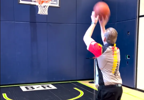 (VIDEO) Glücklich oder talentierter Basketballspieler? Van den Bergh wirft Price beim Basketballspiel über den Haufen