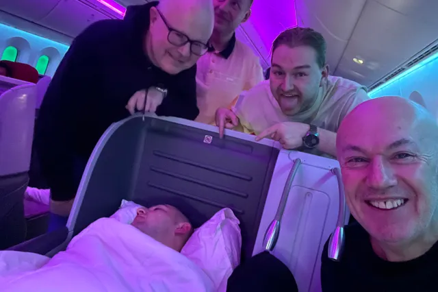 Darts-Berühmtheiten necken schlafenden Aspinall mit heimlichem Foto im Flugzeug