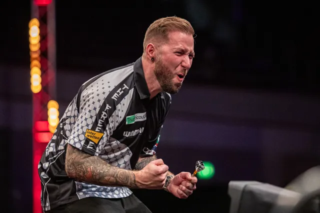 Danny Noppert besiegt Andrew Gilding und steht in der zweiten Runde des Grand Slam of Darts, Dobey setzt sich gegen van Peer durch