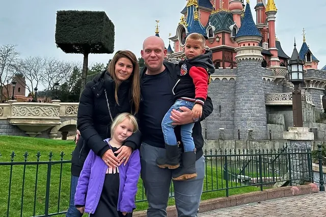 Michael van Gerwen genießt den Besuch im Disneyland Paris mit seiner Familie