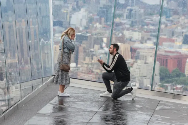 Luke Humphries verlobt sich mit seiner langjährigen Freundin Kayley vor den US Darts Masters in New York