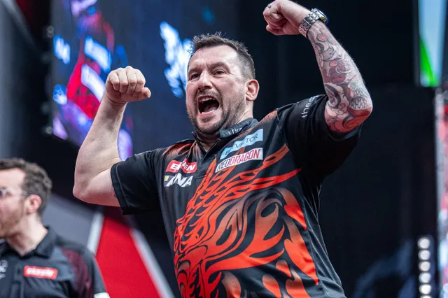 Jonny Clayton überlebt späte Aufholjagd Raymond van Barnevelds und steht unter den letzten 16 des World Matchplay