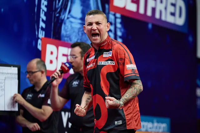 Titelverteidiger Nathan Aspinall zeigt Nervenstärke und besiegt Luke Woodhouse in der ersten Runde des World Matchplay