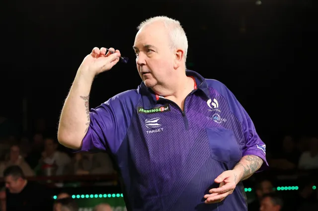 ZURÜCK IN DIE VERGANGENHEIT: Phil Taylor wirft beim World Matchplay 2002 den ersten TV-9-Darter