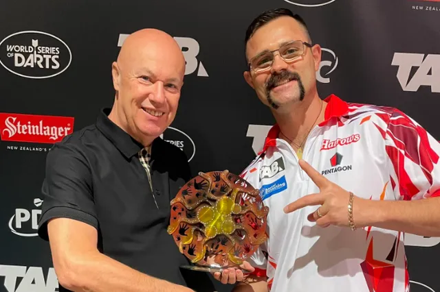 Damon Heta erhält nach den New Zealand Darts Masters die Kyle Anderson Trophy