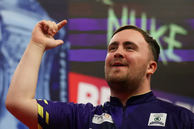 Luke Littler erzielt Average von 102 beim Sieg über einen beeindruckenden Jonny Tata, Rob Cross kämpft gegen Haupai Puha