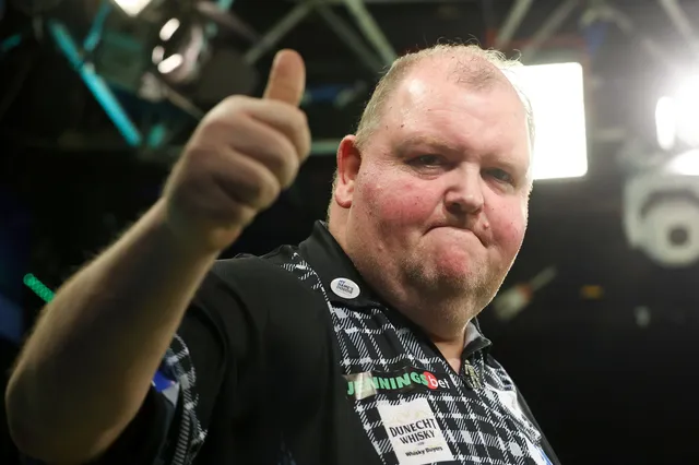 John Henderson holt sich mit epischem Sieg über Robert Thornton bei World Seniors Darts Masters im spannenden Tie-Break dreifachen Major-Titel