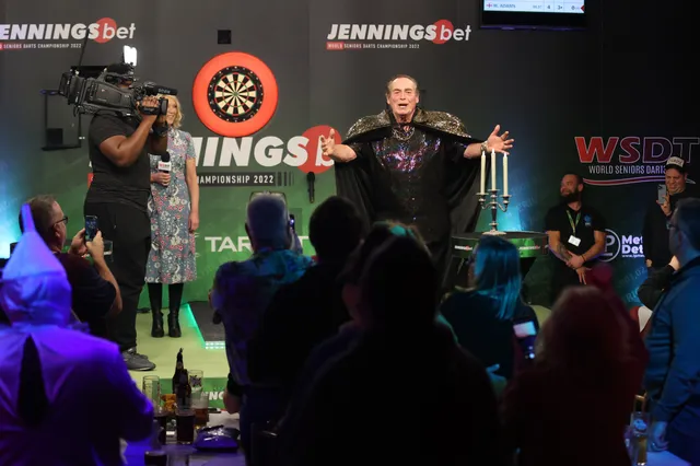 VIDEO: Bobby George maakt gastoptreden met legendarische walk on tijdens senioren-WK