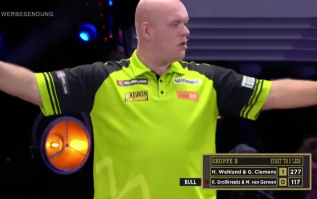 VIDEO: Van Gerwen gooit op zelden vertoonde wijze een 117 finish tijdens Promi Darts-WK