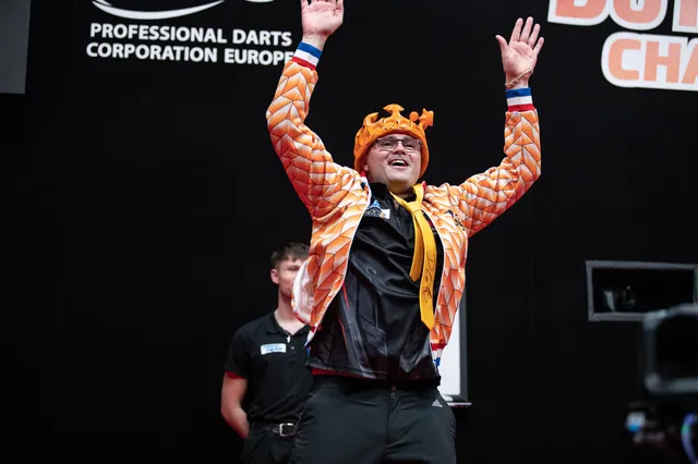 VIDEO: Uitgedoste Heta gaat 'van links naar rechts' tijdens opkomst op Dutch Darts Championship