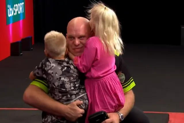 VIDEO: Kids Van Gerwen rennen het podium op nadat ze papa zien winnen
