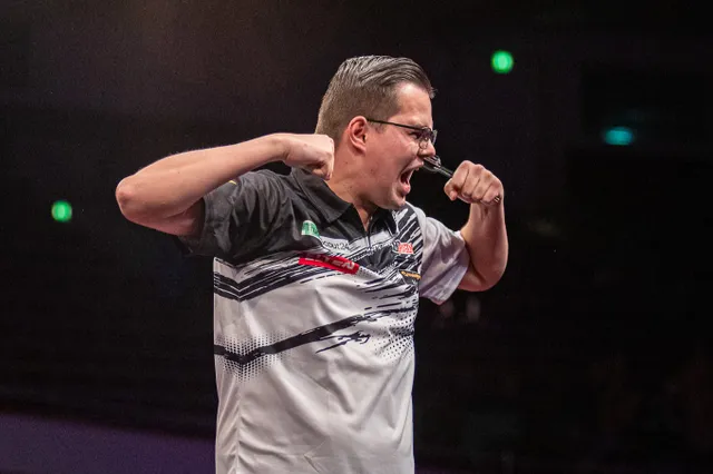 Gian van Veen kegelt Michael van Gerwen uit EK Darts en is tweede Nederlander in halve eindstrijd
