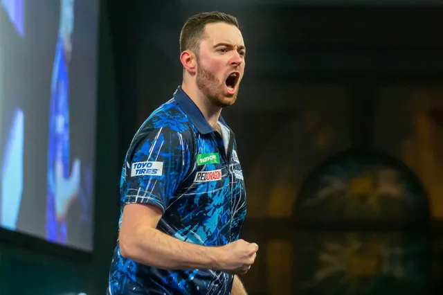 Luke Humphries slacht Scott Williams volledig af in halve finale WK Darts met bijna 109 gemiddeld