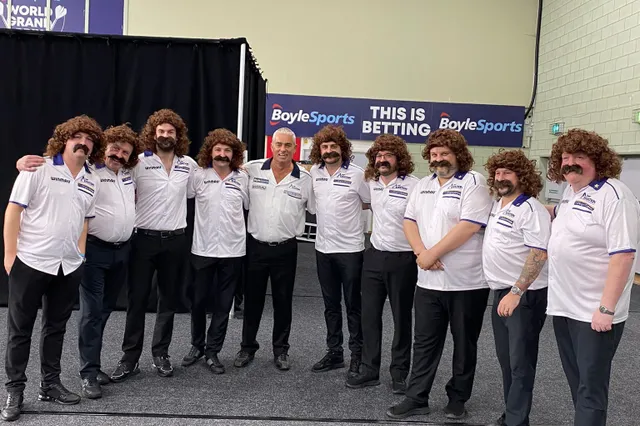 Collega-darters staan met 'Bronzed Adonis'-kleding stil bij laatste Pro Tour-dag van Steve Beaton
