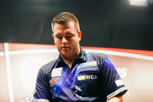 Niels Zonneveld verslikt zich in Robert Owen en is als eerste Nederlander uitgeschakeld op WK Darts