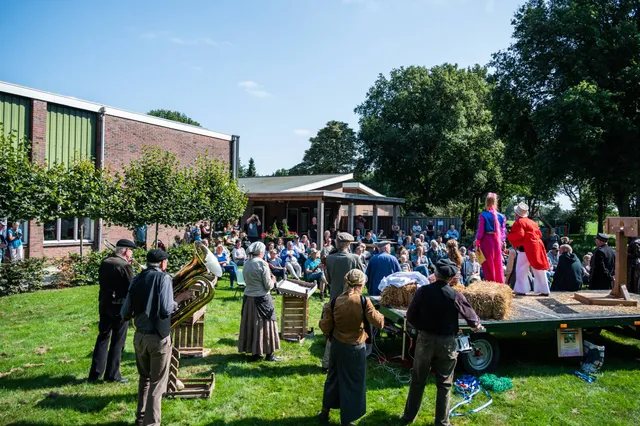 Bijna 1500 bezoekers keken naar wagenspel Mina Koes