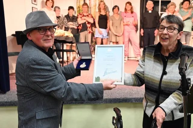 Koninklijke Erepenning voor toneelvereniging UDI in Veeningen