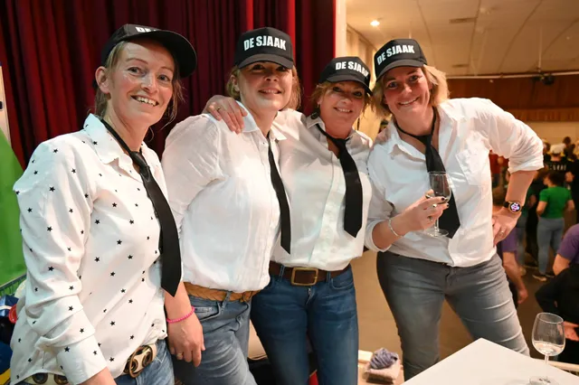 De Moaties winnen eerste editie van 'Wie is de Sjaak' in Ruinerwold