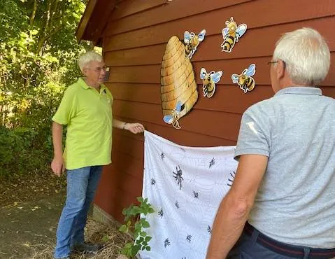 Bijenstal bij Bezoekerscentrum in Ruinen is van een kunstwerk voorzien