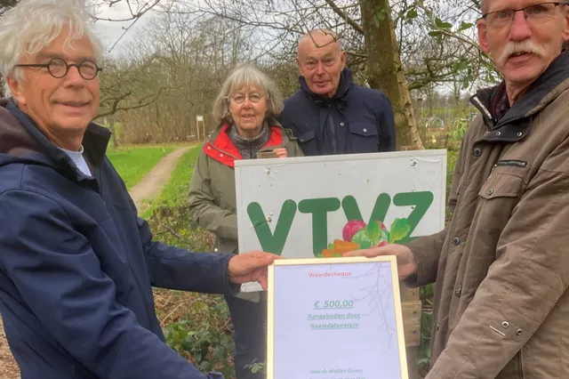 Cheque van ReestdalEnergie voor volkstuinders in Zuidwolde