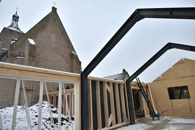Het gaat snel met de aanbouw achter de Mariakerk in Ruinen