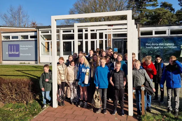 Scholen Alteveer en Kerkenveld op bezoek bij De Duikelaar in Nieuwlande