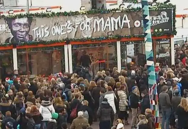 live beelden van het glazen huis en omge