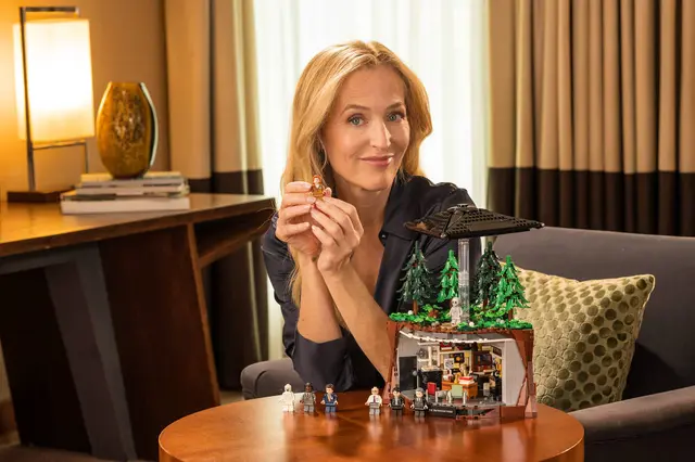 Gillian Anderson with LEGO Ideas X-Files Set_3