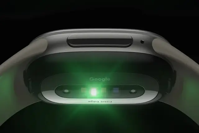 Fitbit_Edge_-_light_shot.width-2000.format-webp